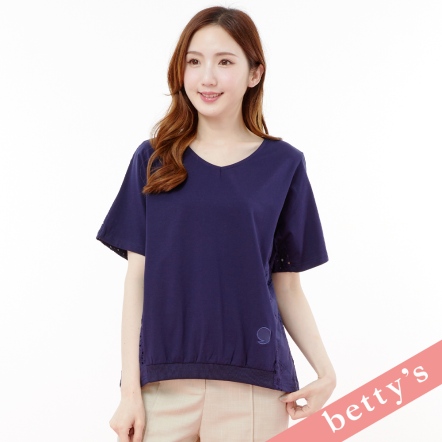 betty’s貝蒂思 多邊形鏤空蕾絲拼桃領領短袖T-shirt(共二色)